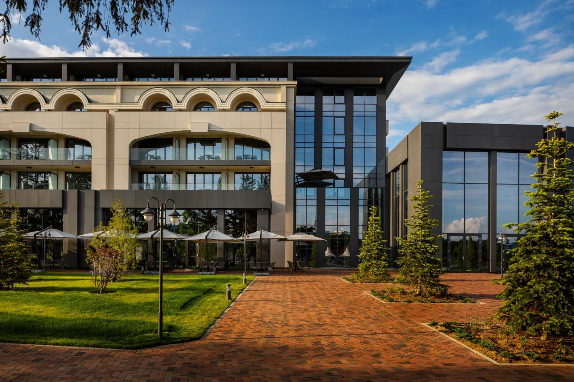 Kings' Valley Medical & Spa Hotel 卡赞勒克 外观 照片 The main building of the university