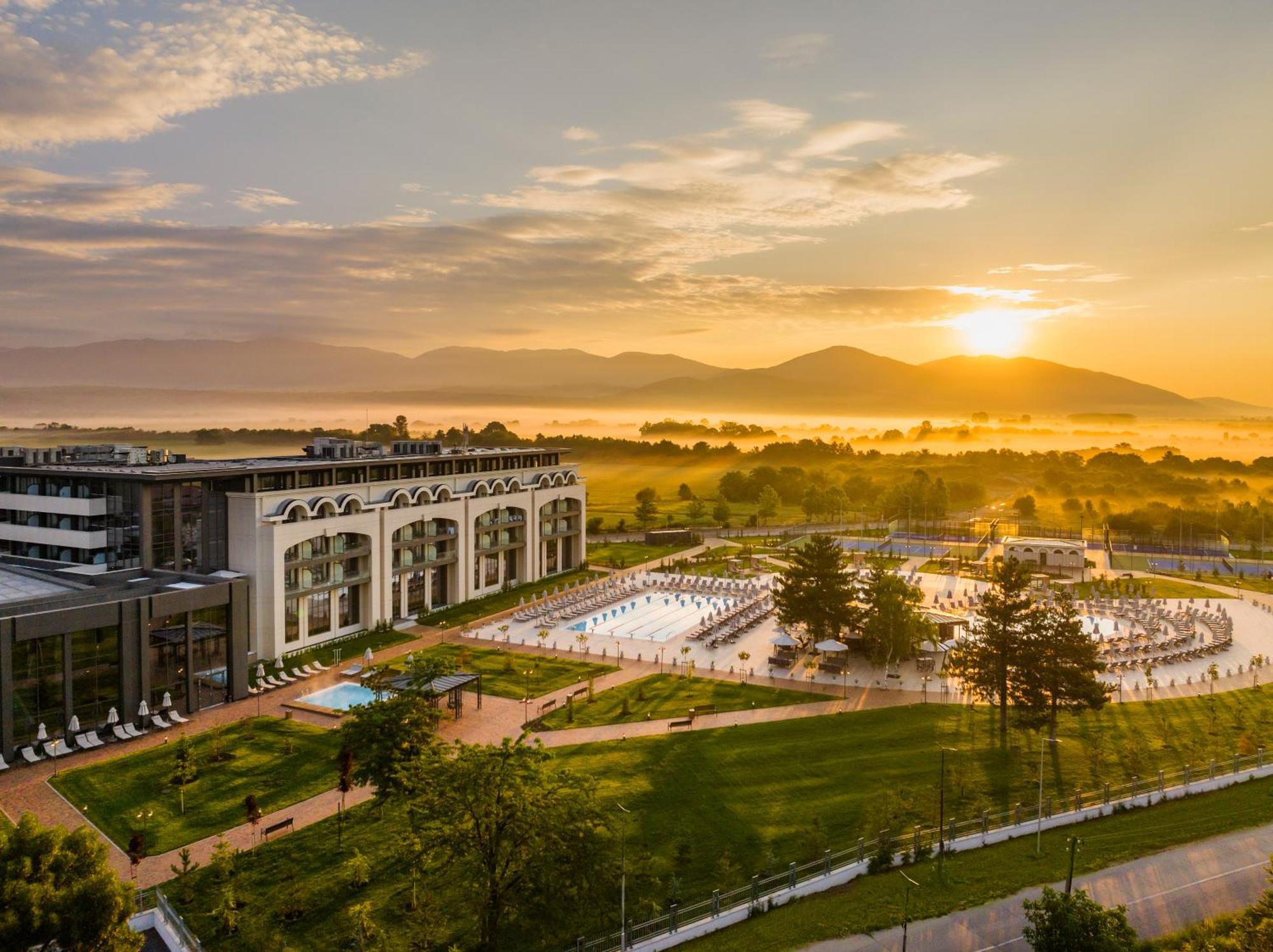 Kings' Valley Medical & Spa Hotel 卡赞勒克 外观 照片 Sunset at the hotel