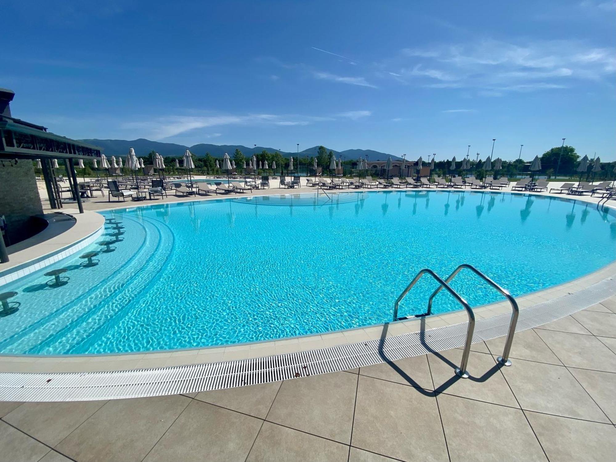 Kings' Valley Medical & Spa Hotel 卡赞勒克 外观 照片 The swimming pool at the complex
