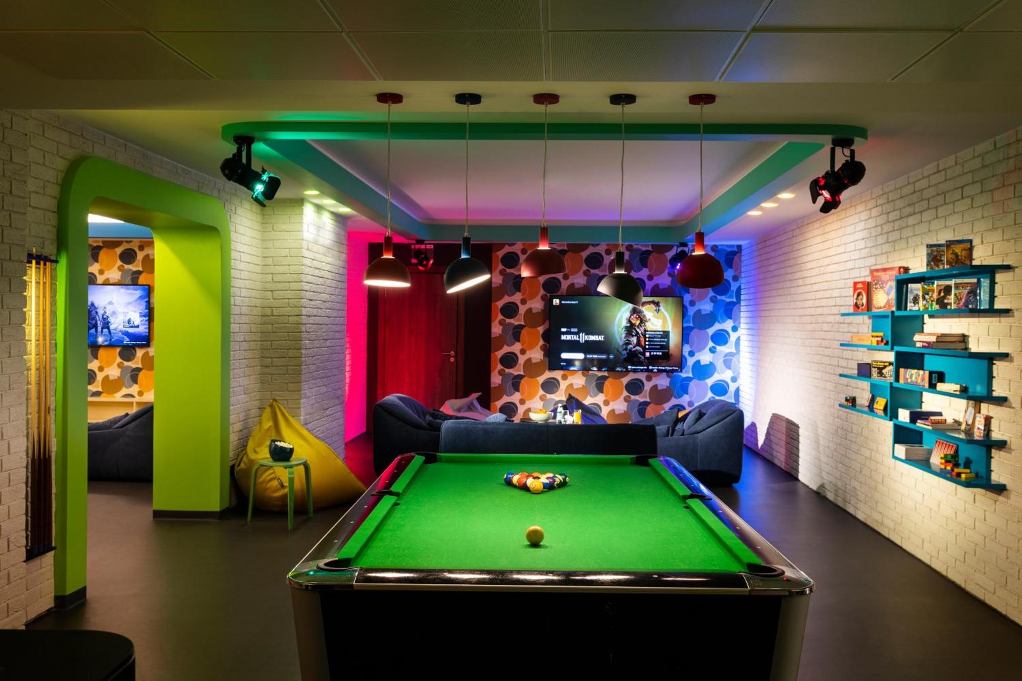 Kings' Valley Medical & Spa Hotel 卡赞勒克 外观 照片 The games room at the new BBC Television Centre