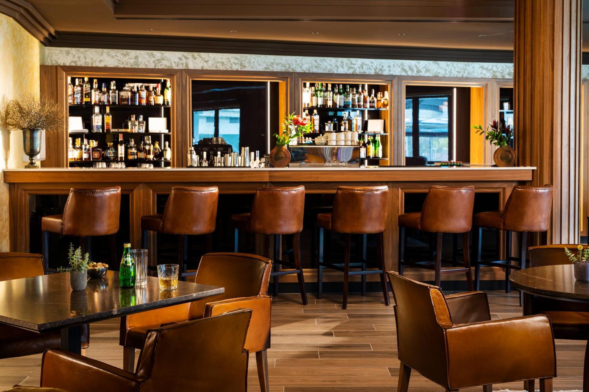 Kings' Valley Medical & Spa Hotel 卡赞勒克 外观 照片 The bar at the London Edition