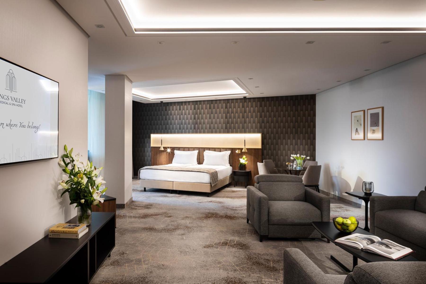 Kings' Valley Medical & Spa Hotel 卡赞勒克 外观 照片 A suite at the Conrad Hong Kong